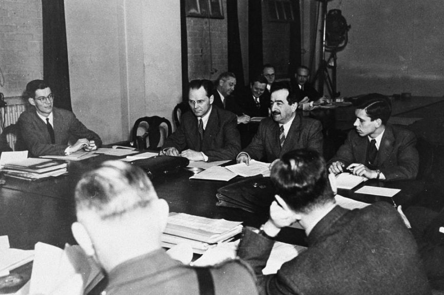 Иона Тимофеевич Никитченко (в центре слева) и Арон Наумович Трайнин (в центре справа) на Лондонской конференции.